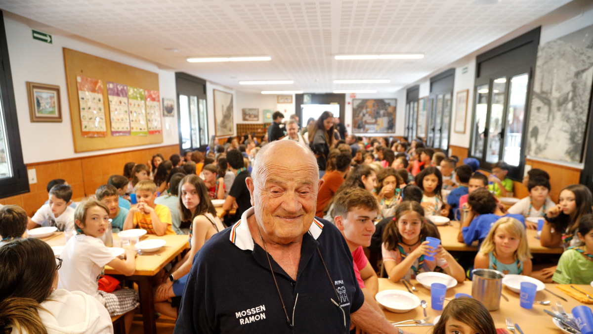 Canalla a la casa de colònies amb Mossèn Ramon.