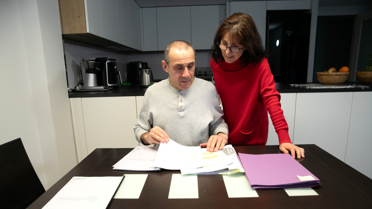 Manel Álvarez i Virgínia Claverol, revisant papers a casa seva.