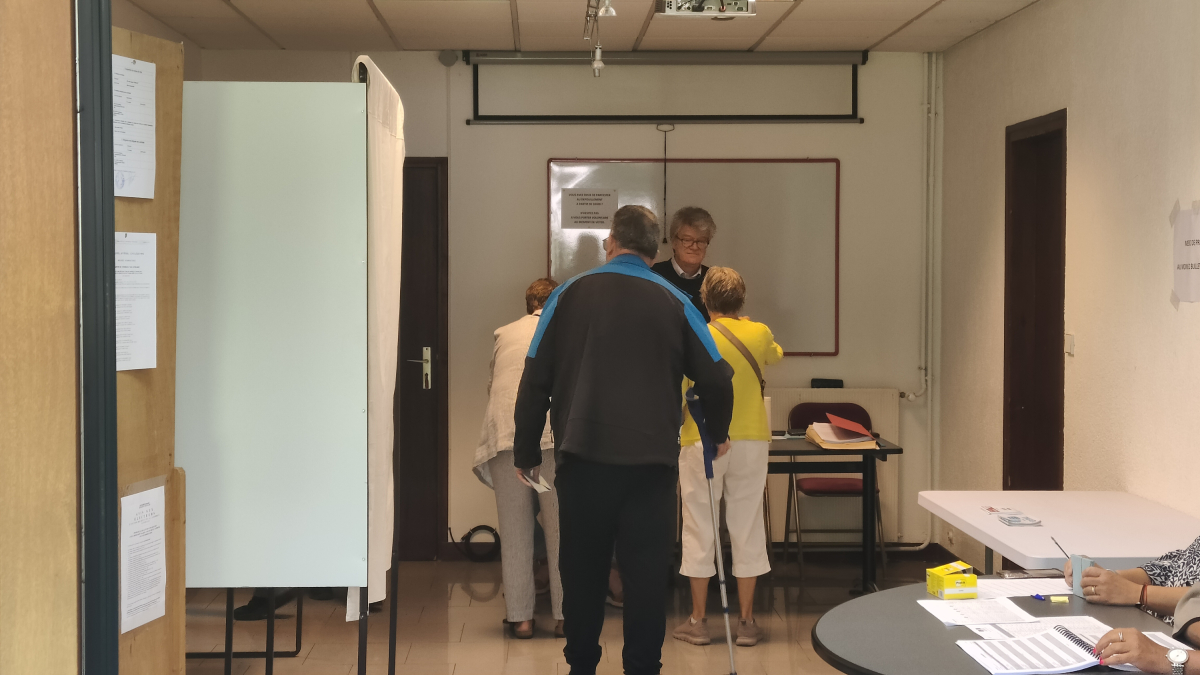 Ciutadans votant a l'ambaixada