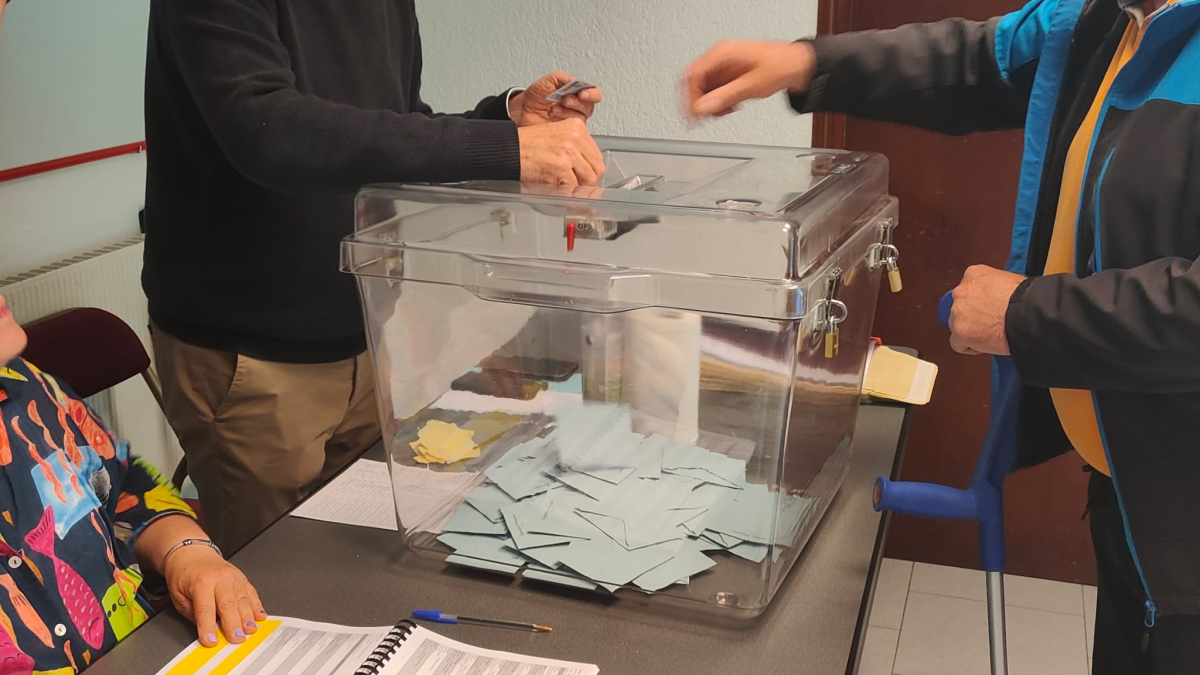 Un home votant aquest matí