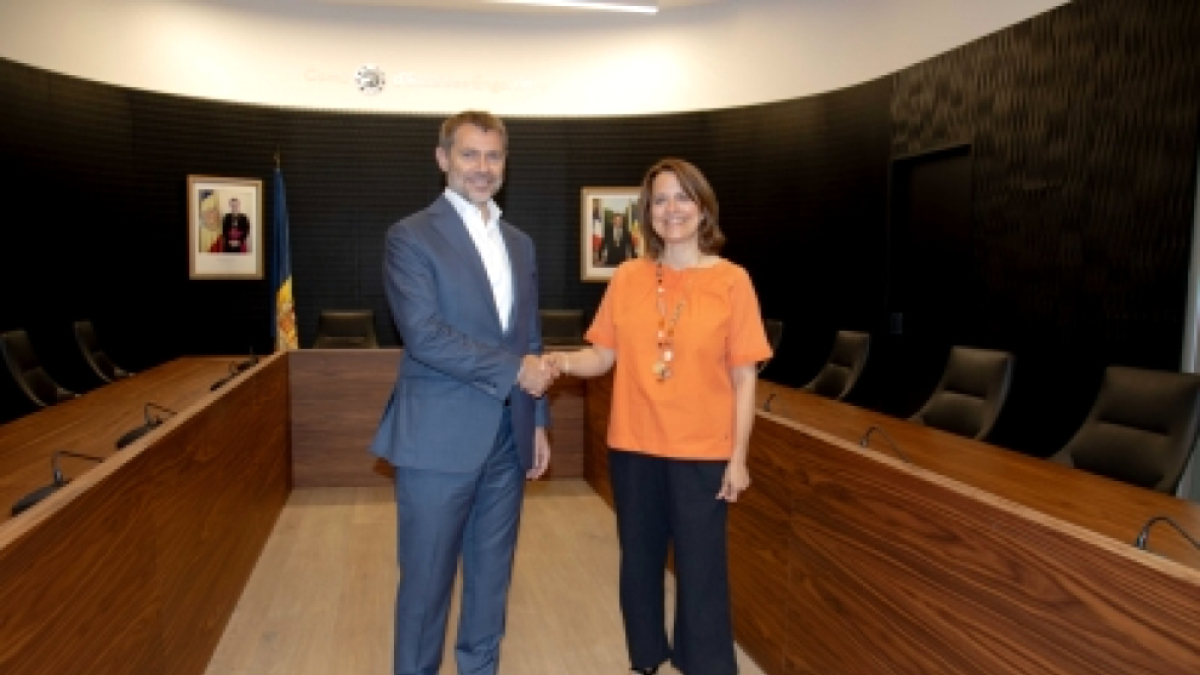 Lluís Alsina i Rosa Gili després de l’acord.