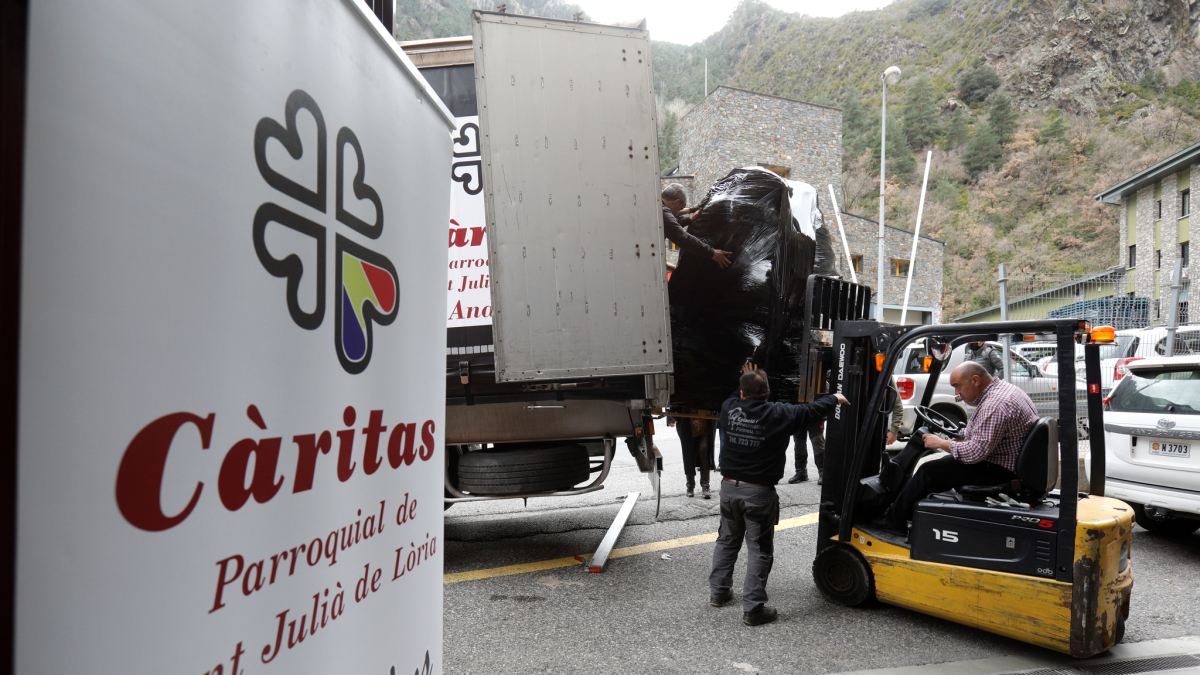 Voluntaris de Càritas descarregant material.