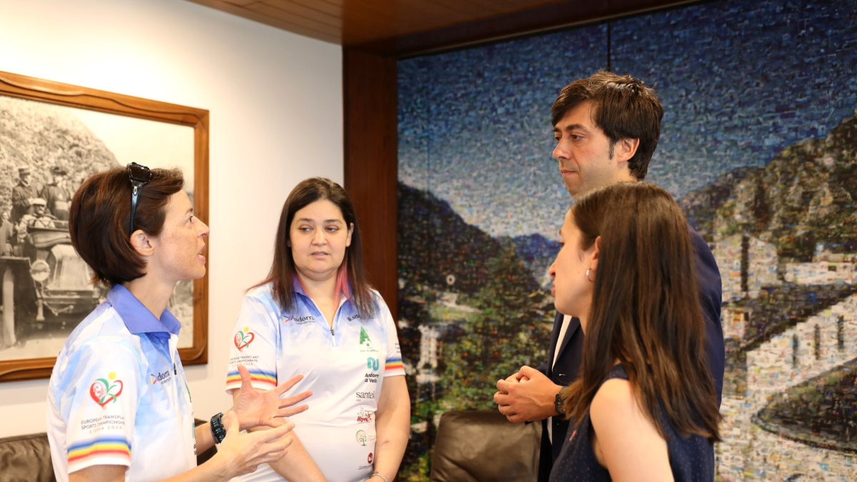 El cònsol amb alguns dels esportistes.