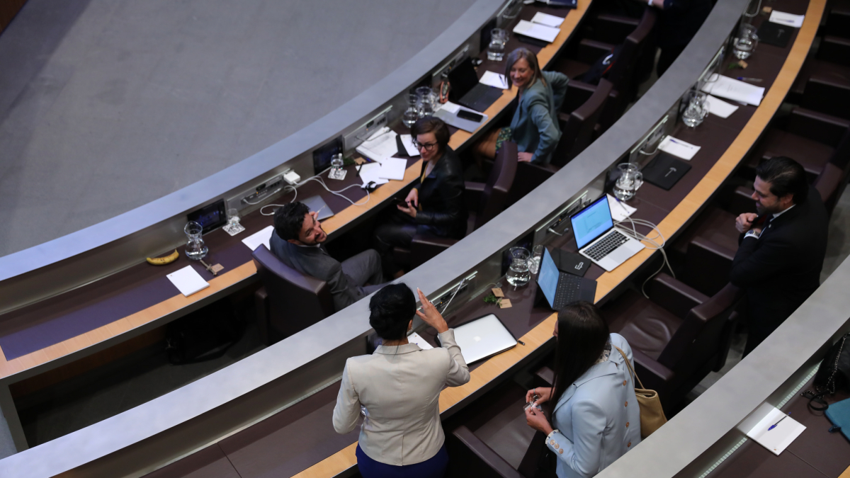Montaner parlant amb la bancada de Concòrdia.