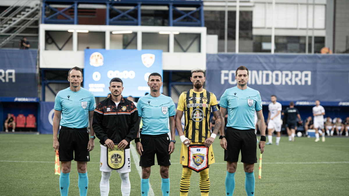 Els capitans i els àrbitres abans del partit