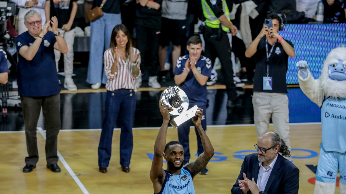 Montero, amb l’MVP jove de l’ACB.