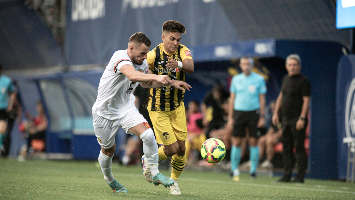 David Virgili lluitant per la possessió de la pilota.