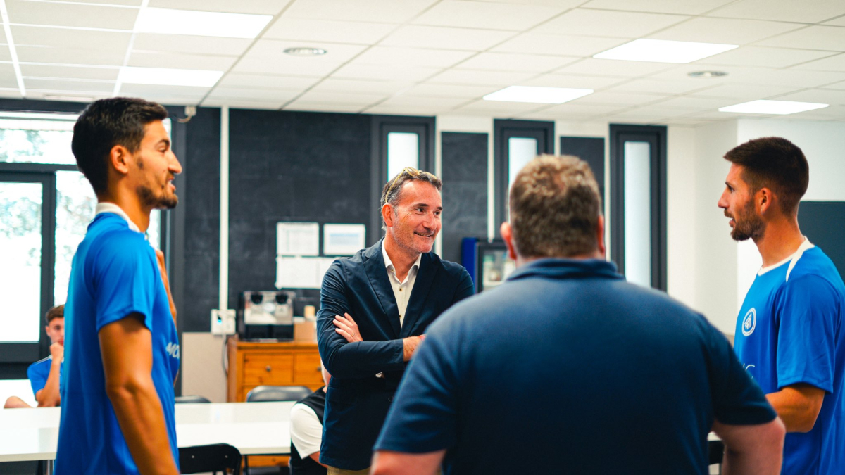 Ferran Vilaseca, president del club, donant la benvinguda als jugadors