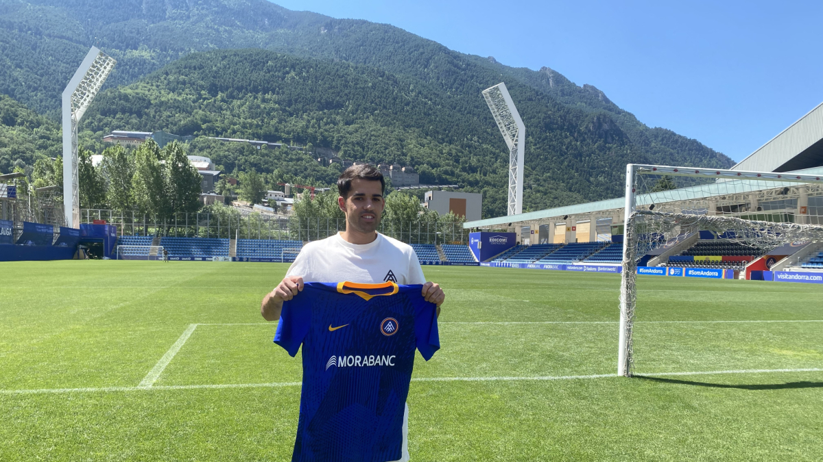El mitjapunta Alberto Solís a l'Estadi Nacional