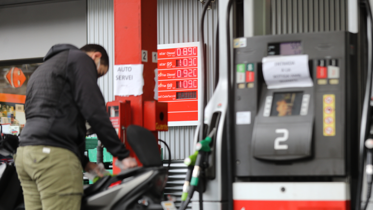Un motorista posant benzina.