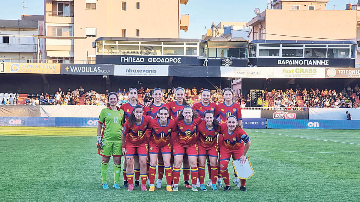 Les jugadores de la selecció abans d’arrencar el partit.
