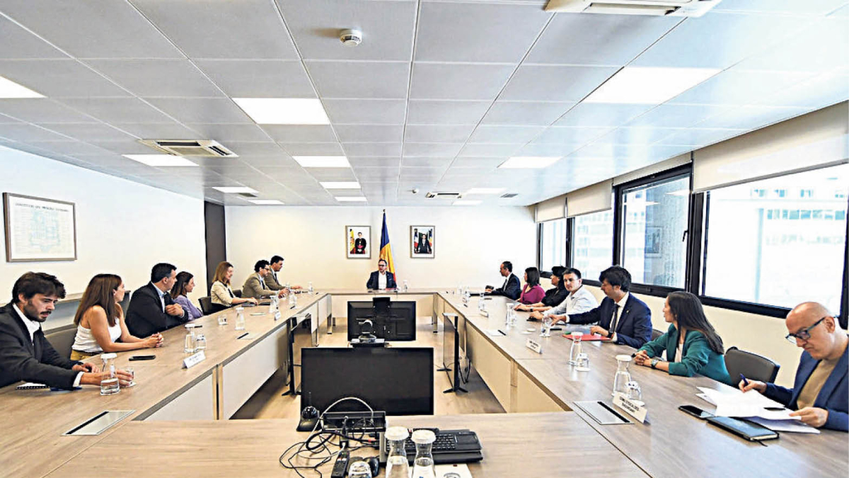 El cap de Govern i els cònsols reunits ahir.