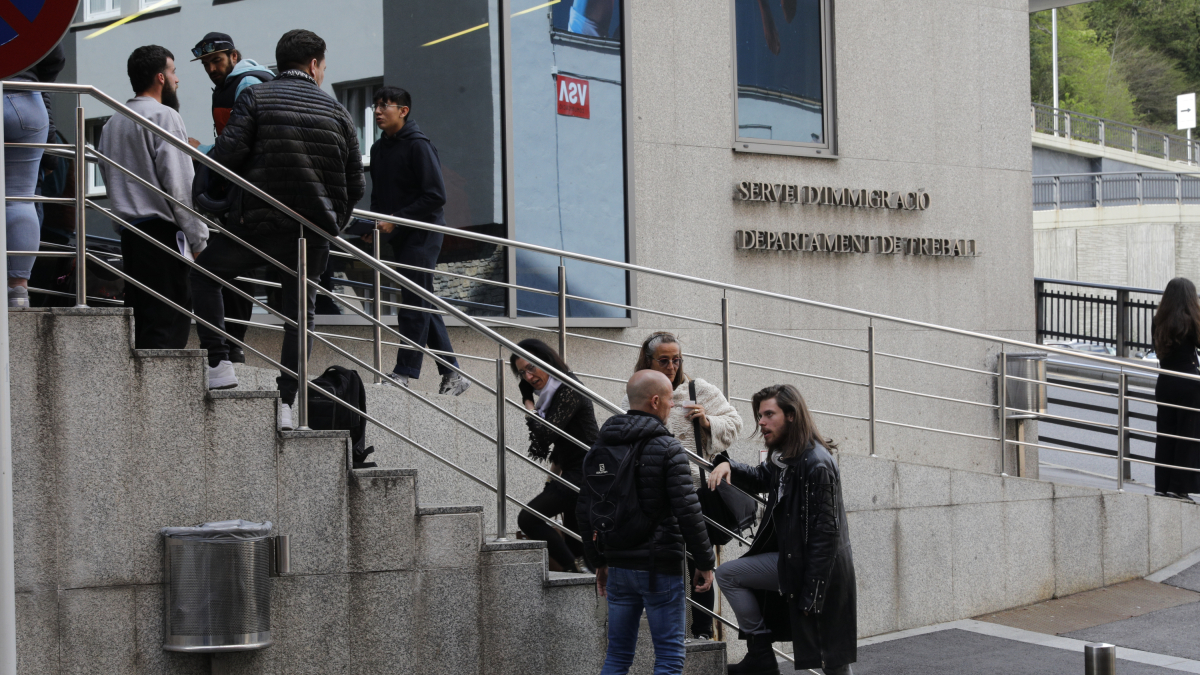 Cues a les portes del servei d’Immigració.