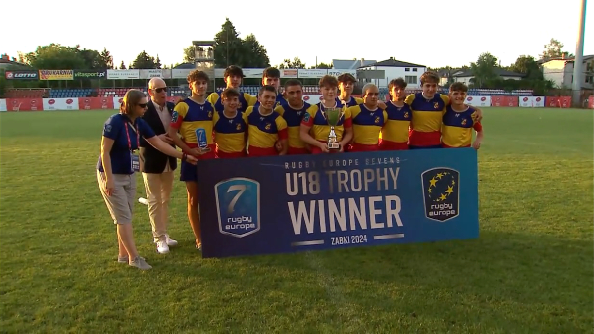 Els jugadors de la selecció sub-18 celebren el títol.