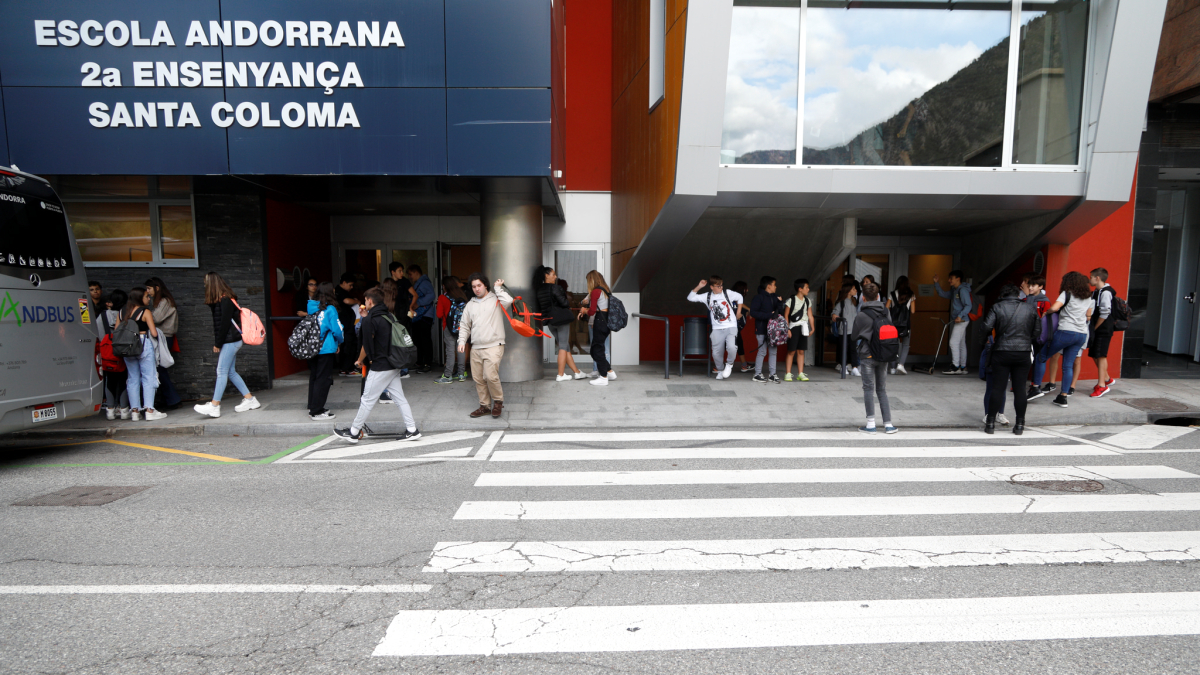 Entrada de l’escola de segona ensenyança de Santa Coloma.