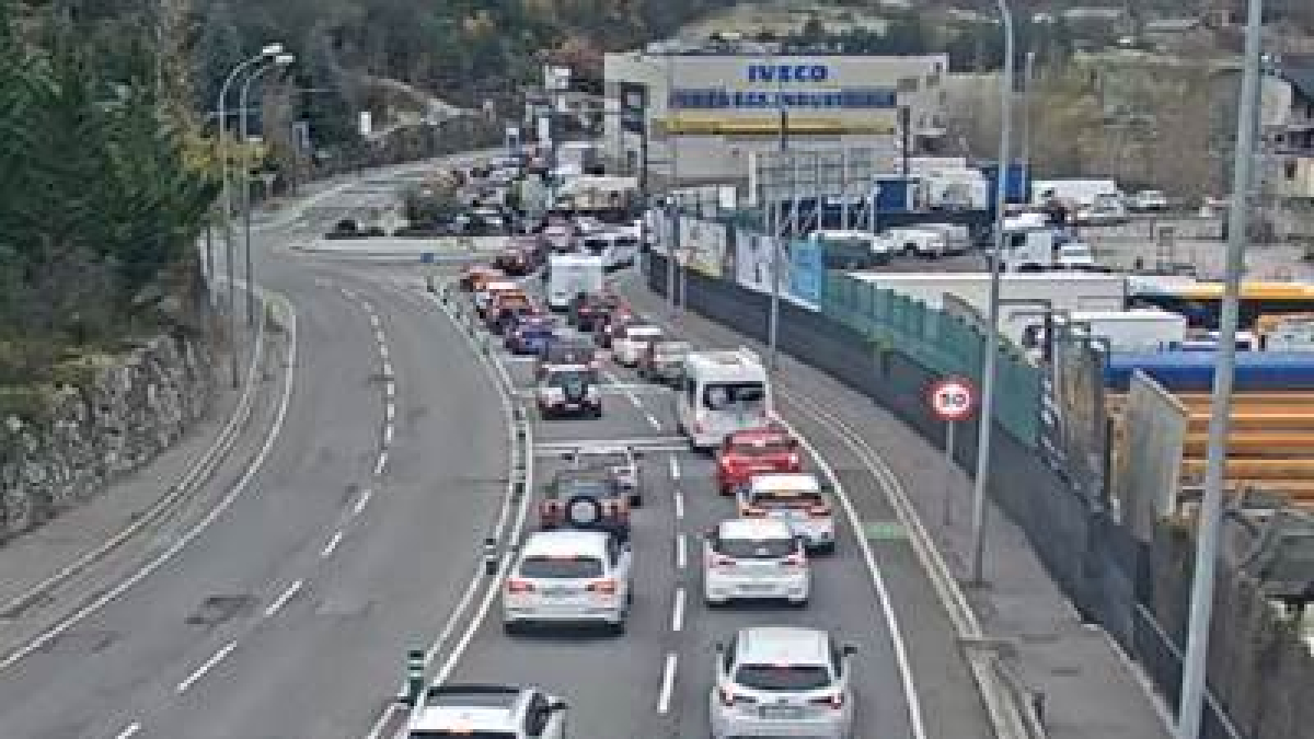 Imatge del servei de mobilitat amb trànsit dens a la sortida del Principat cap a Espanya