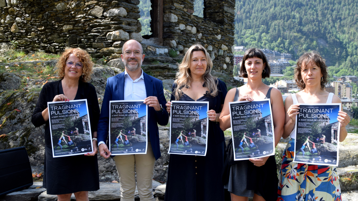 Durant la presentació de l'espectacle de dansa 'Traginant pulsions a Sant Romà de les Bons' amb els cartells del programa.