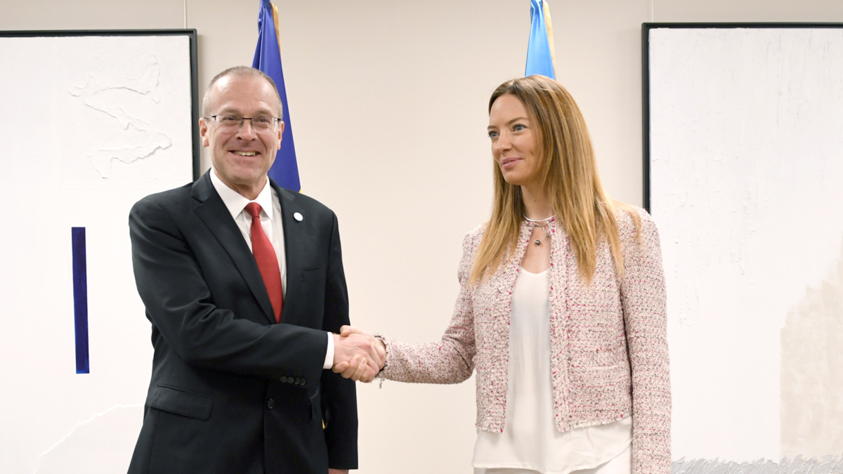 El director regional de l'OMS Europa, Hans Kluge, i la ministra de salut Helena Mas