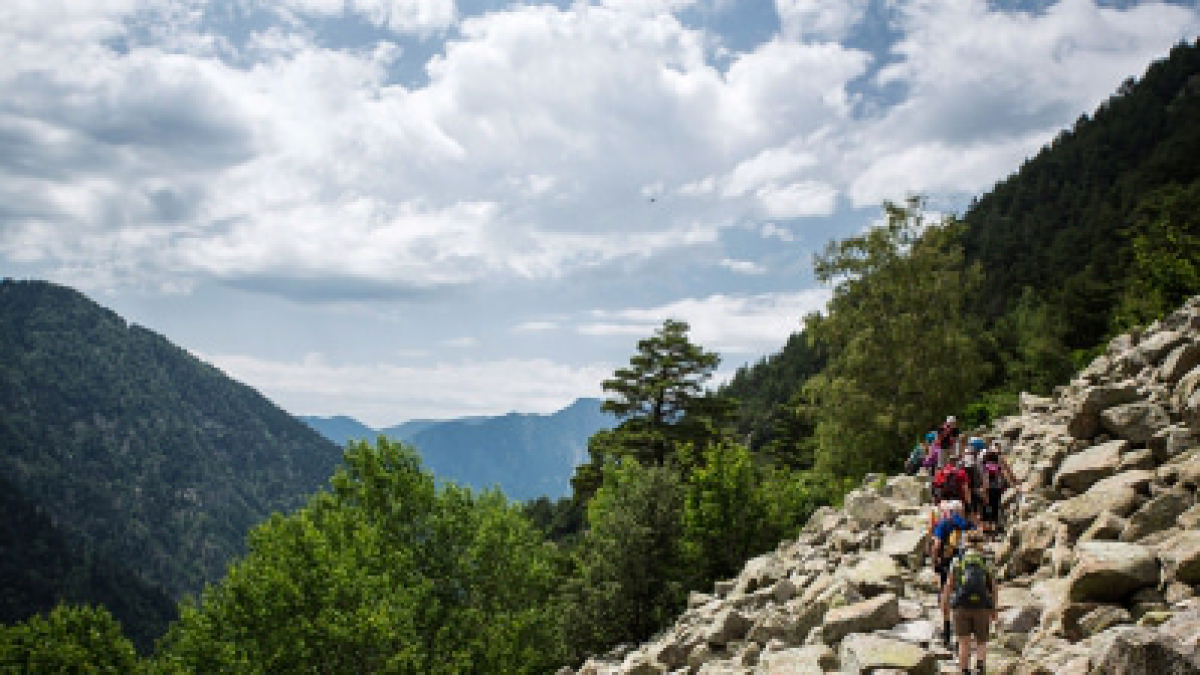 Turistes caminant per la Vall del Madriu.