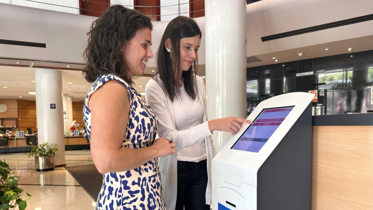 La cònsol major, Laura Mas, provant les màquines de tramitació.