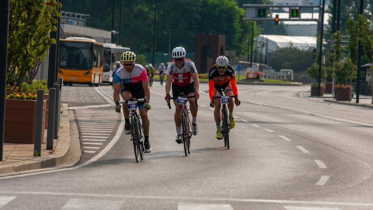 Ciclistes a la passada Volta als Ports