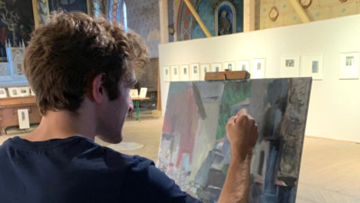 Arnau Sánchez pintant.
