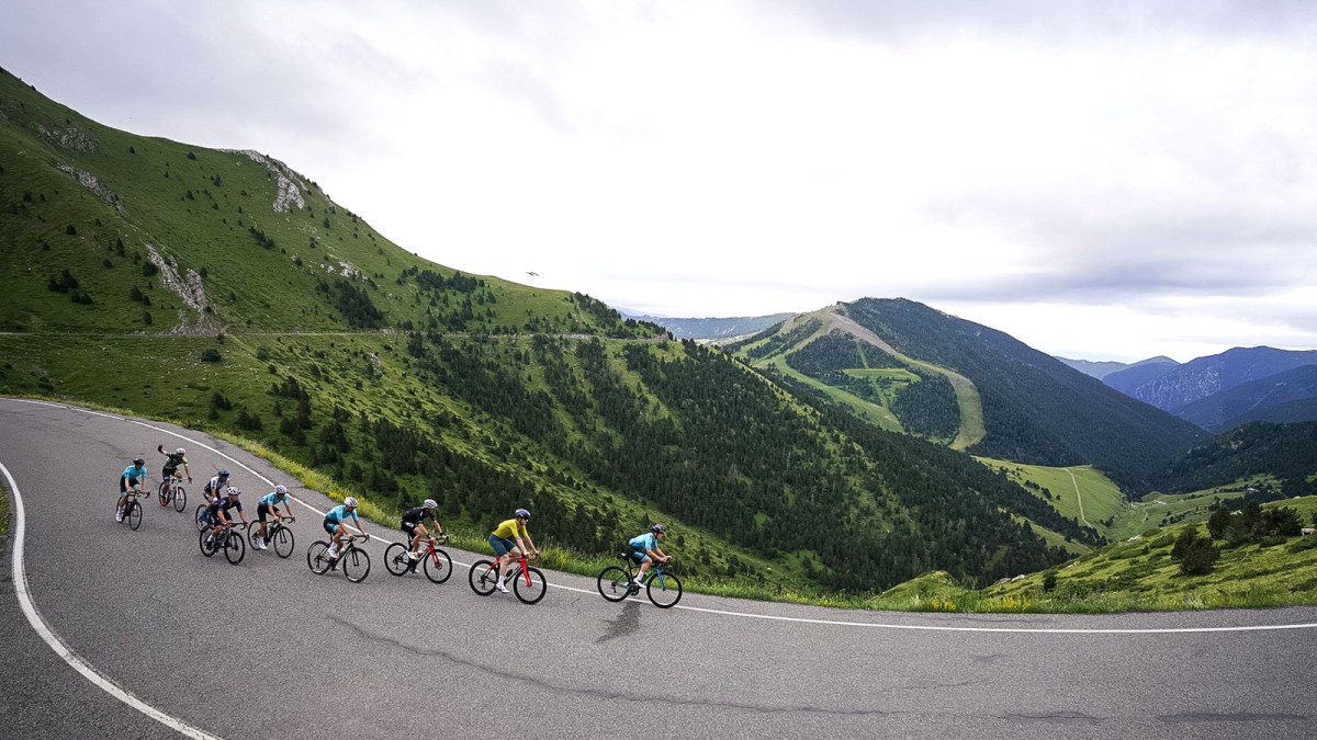 Un grup de ciclistes participant en la 47a edició de la Volta als Ports..