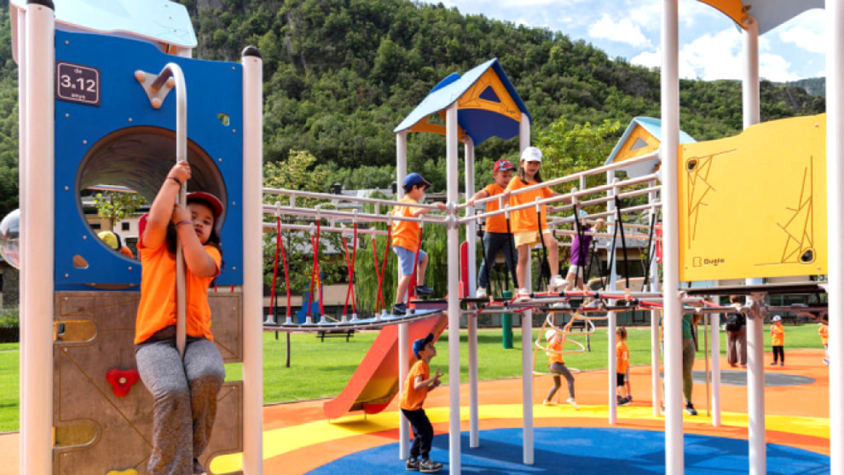 Infants jugant al Parc Central de la capital.