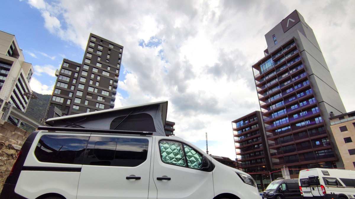 Una autocaravana a l’aparcament dels Veedors.
