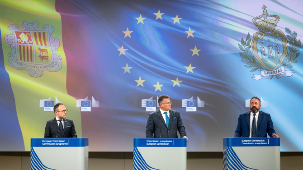 Xavier Espot, Maros Sefcovic i Luca Beccari en l’oficialització de l’acord.
