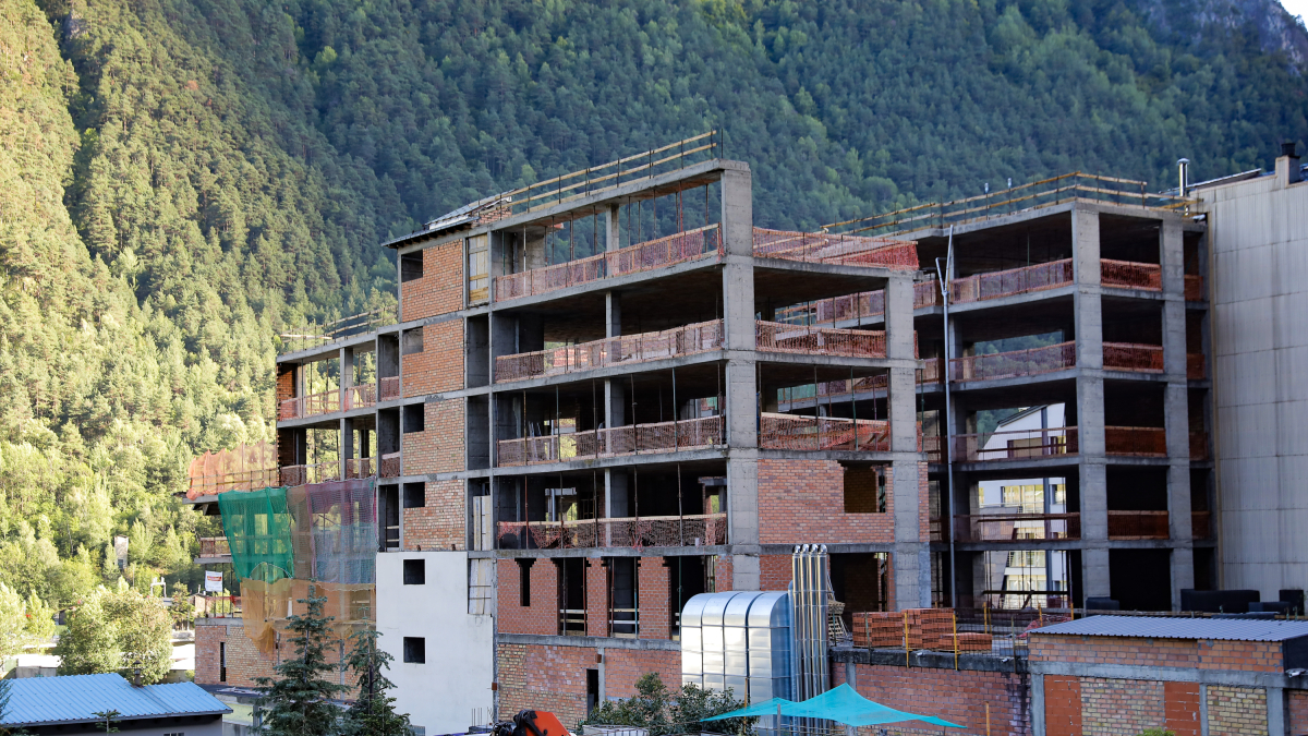 L'edifici en construcció a Santa Coloma
