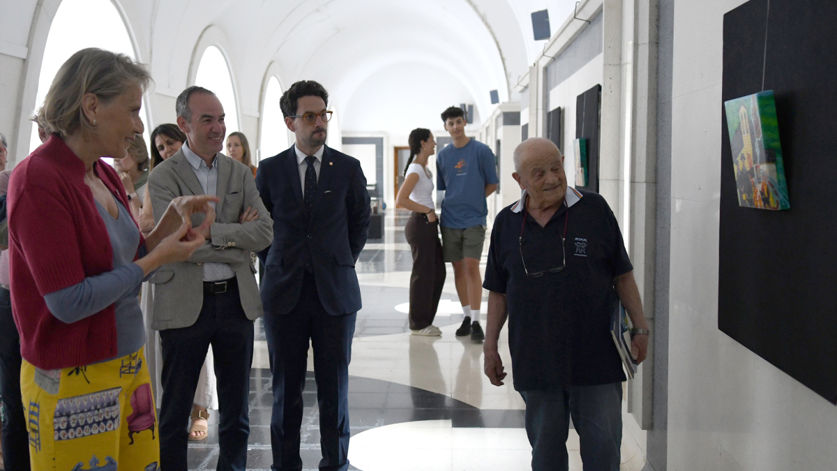 L’autora amb les autoritats i mossèn Ramon.