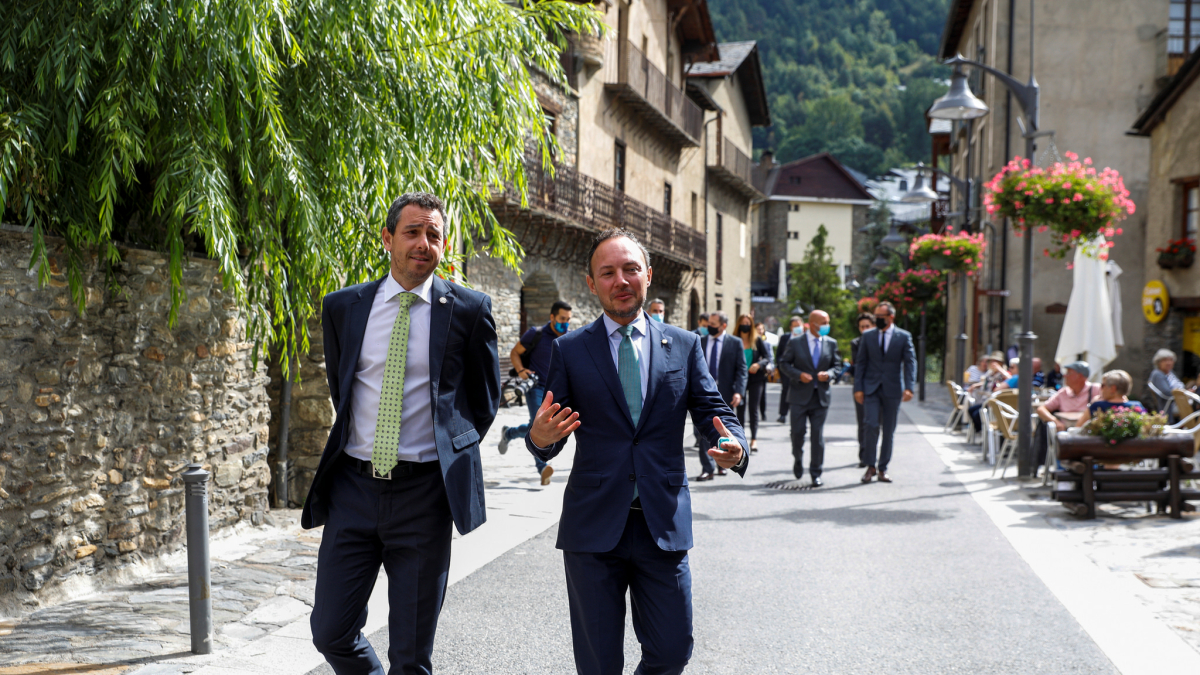 El cap de Govern i un membre de la família Grifols passajant pel carrer major d’Ordino.