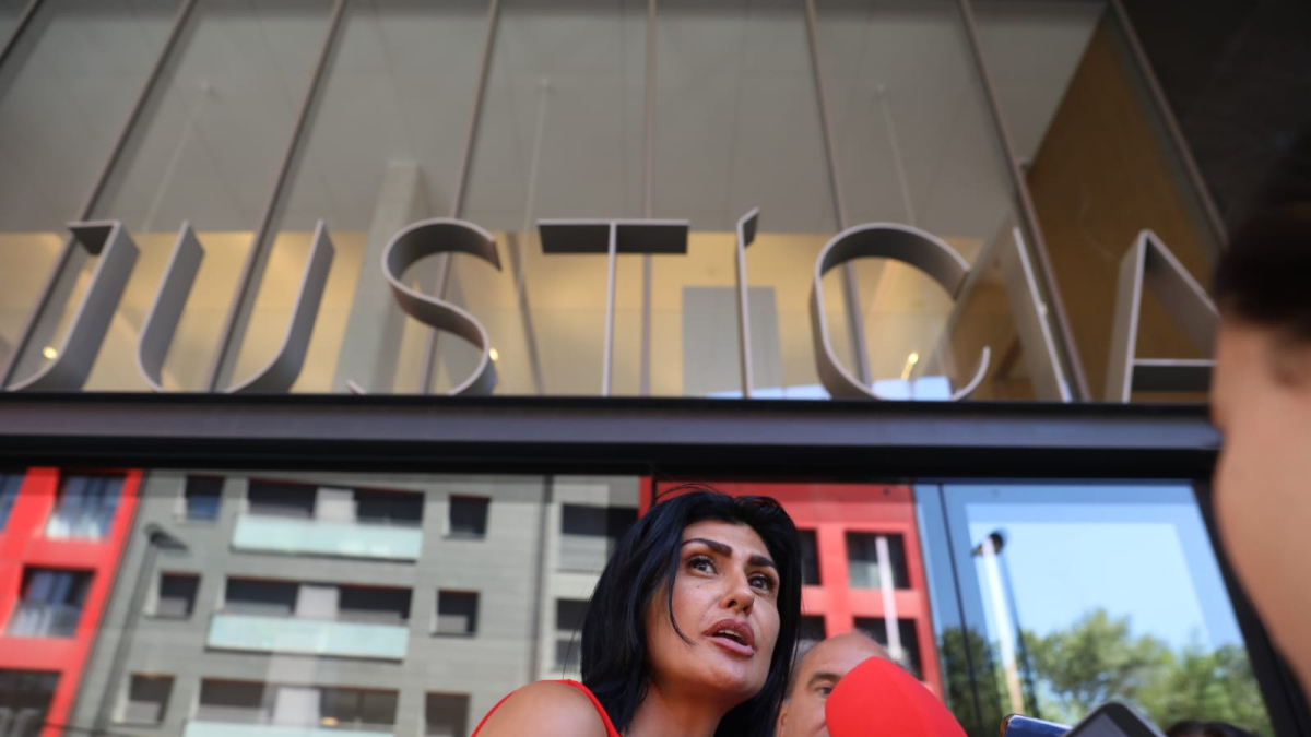 Carine Montaner a la sortida dels jutjats després de ser absolta