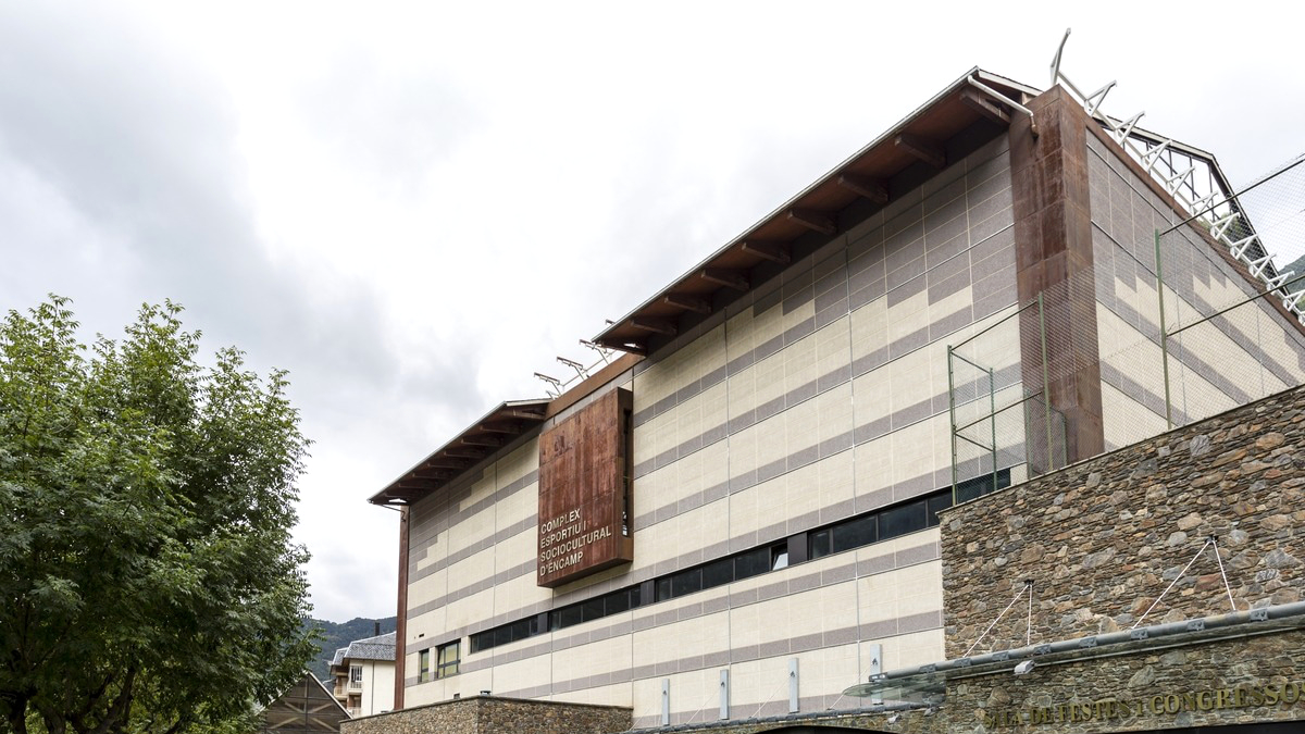 L’exterior del complex esportiu i sociocultural d’Encamp.