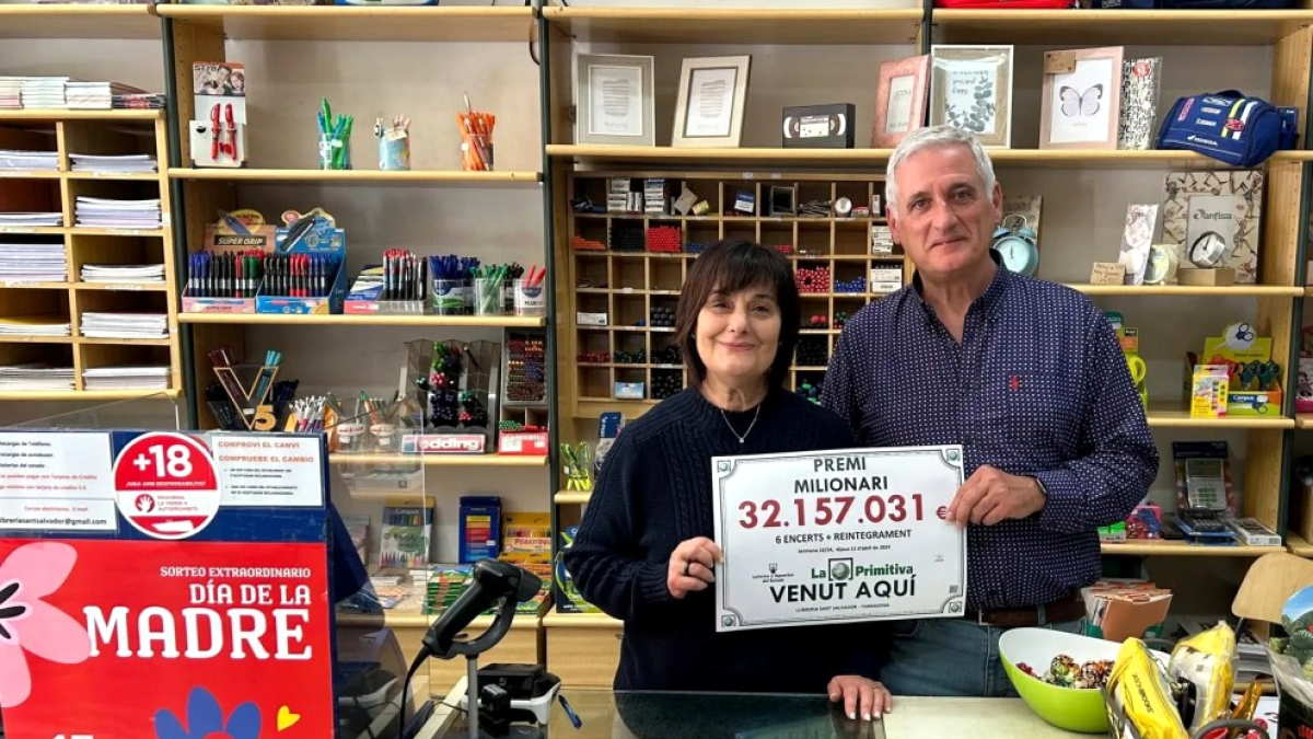 Els propietaris de la Llibreria Sant Salvador amb el número premiat.