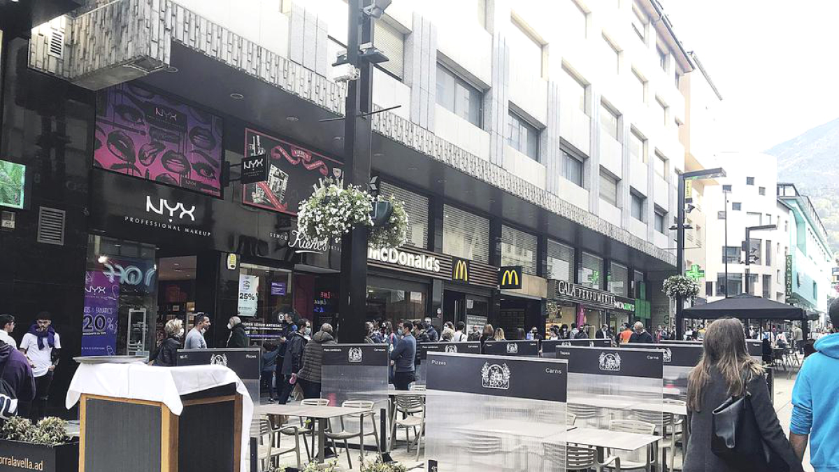 Terrasses a l’avinguda de l’eix comercial.