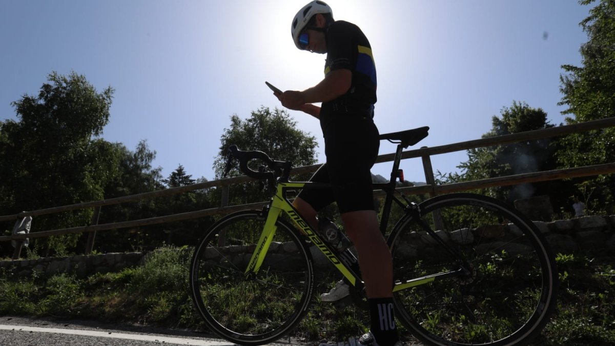 Un ciclista activant l'alerta en la presentació de les millores de l'App mobilitat aquest matí