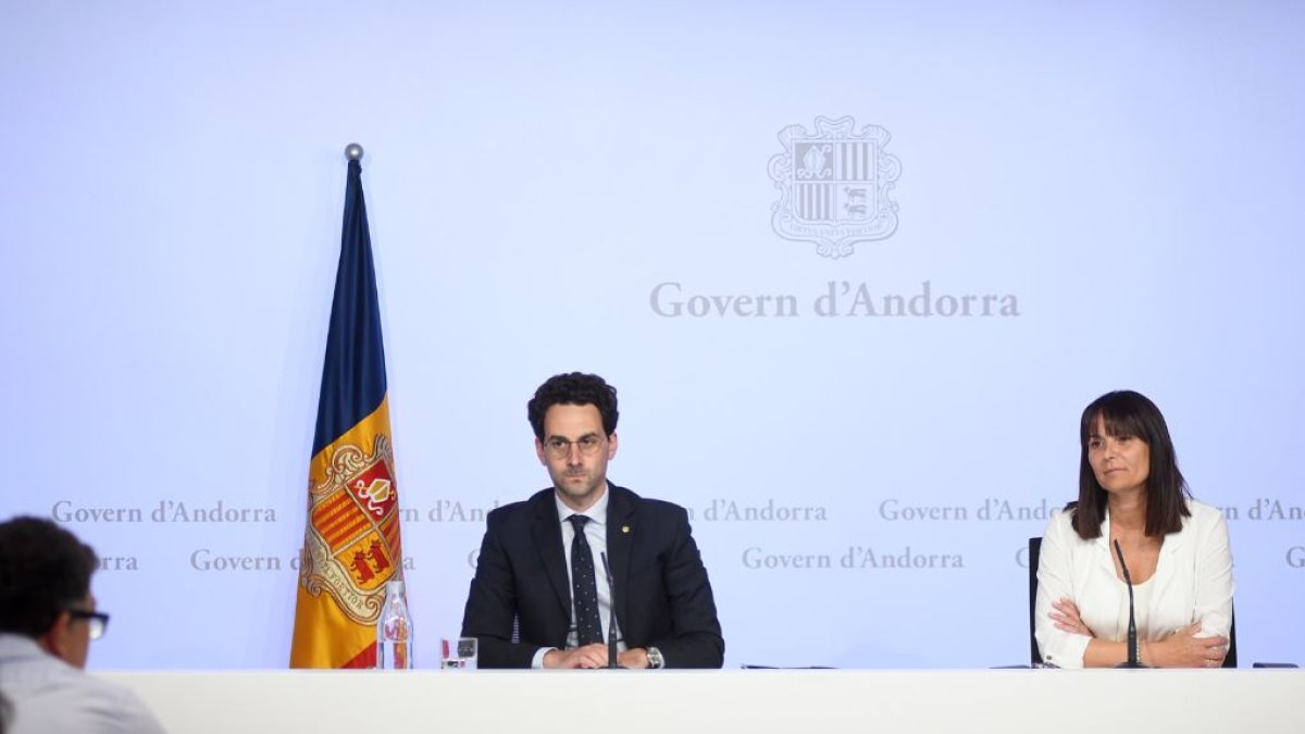 Guillem Casals i Mònica Bonell a la roda de premsa de Consell de Ministres