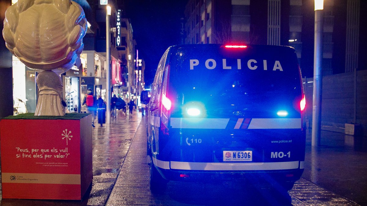 Un vehicle de la policia per l'avinguda Carlemany