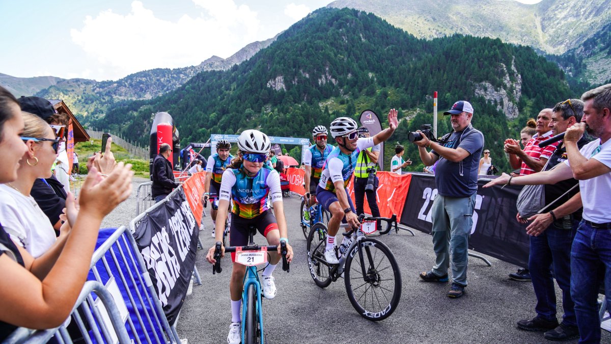 Joaquim ‘Purito’ Rodríguez saluda durant la marxa cicloturista que porta el seu nom.