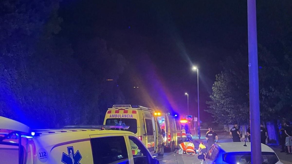 Els serveis sanitaris atenent els ferits en l'accident d'anit a Castelldefels