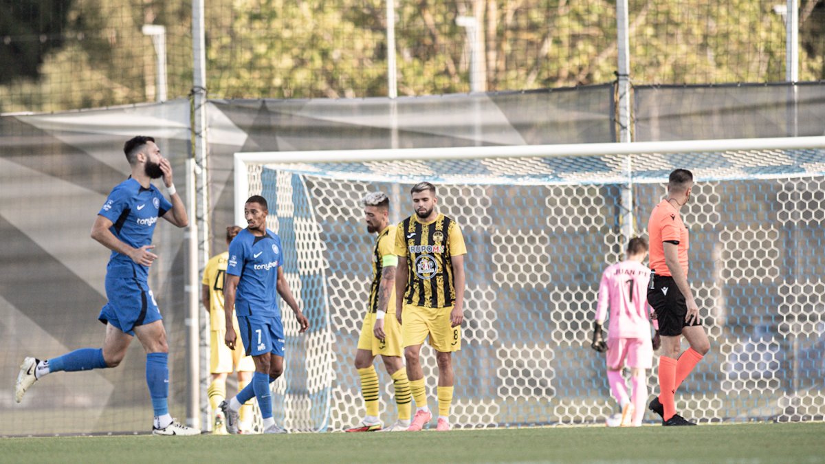 Andrés Mohedano i Christian García es lamenten en un dels gols encaixats, ahir.