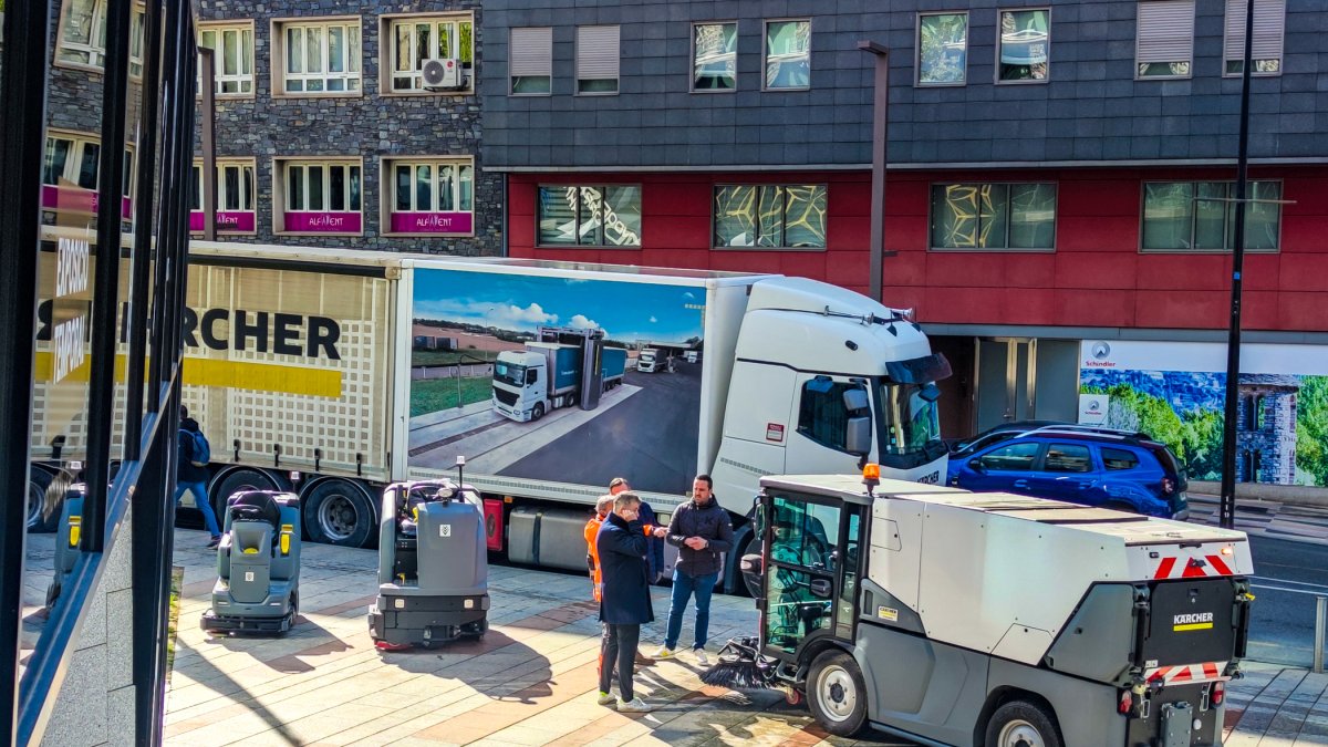 Responsables comunals revisant màquines de l’àrea d’Higiene.