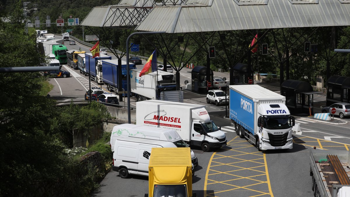 Camions al pas de la Duana.