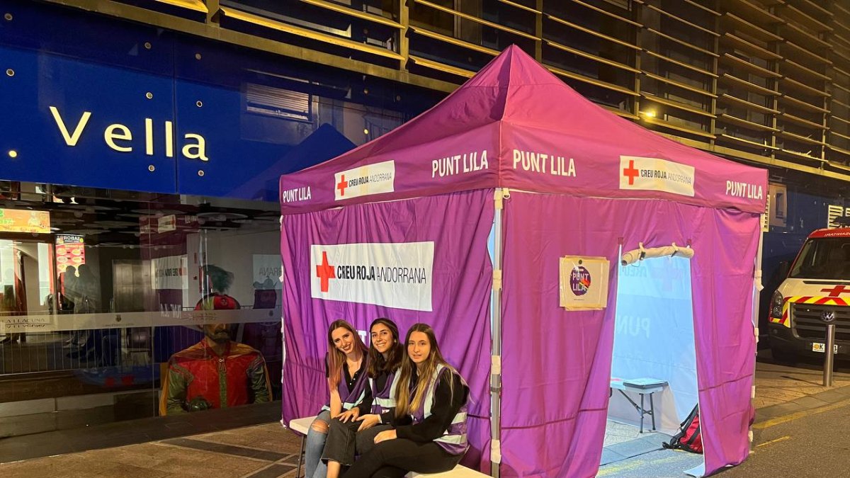 Una carpa del Punt Lila amb 3 noies preparades per a les intervencions.