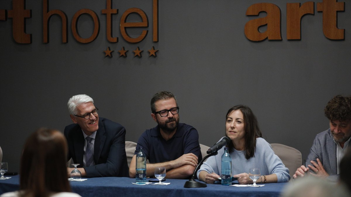 Dorca durant una assemblea del Col·legi de metges.