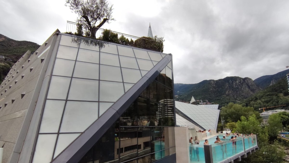 Clients a la piscina exterior de Caldea aquest matí