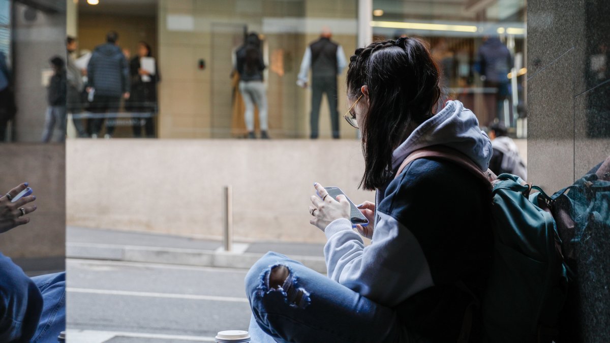 Una noia espera torn a Immigració.