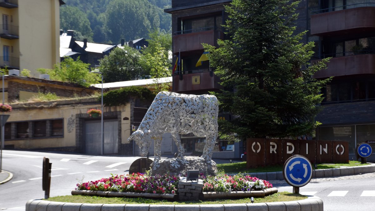 Rotonda embellida amb flors a Ordino